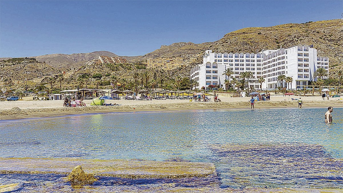 Imágenes promocionales de las playas de Mojácar y Roquetas de Mar, las preferidas por los turistas españoles este verano, según la plataforma ‘Atrápalo’.