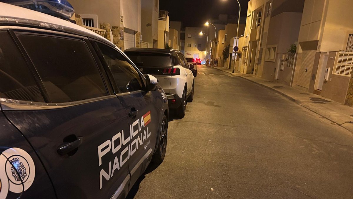 Coches de la Policía Nacional en el operativo para liberar a la mujer retenida.
