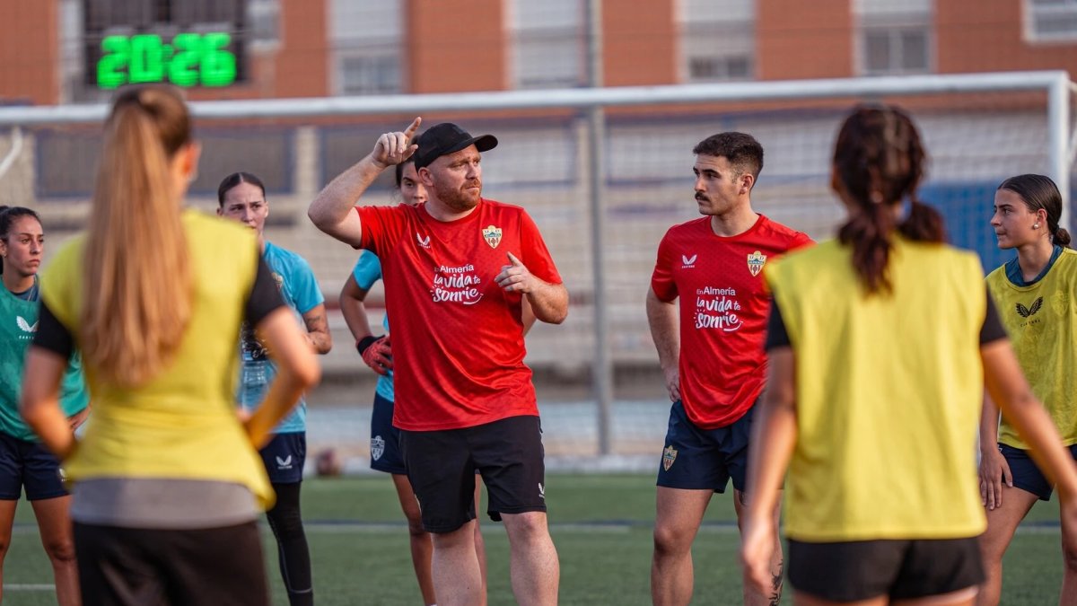 Pedro López volverá a liderar una gran plantilla para el ascenso.