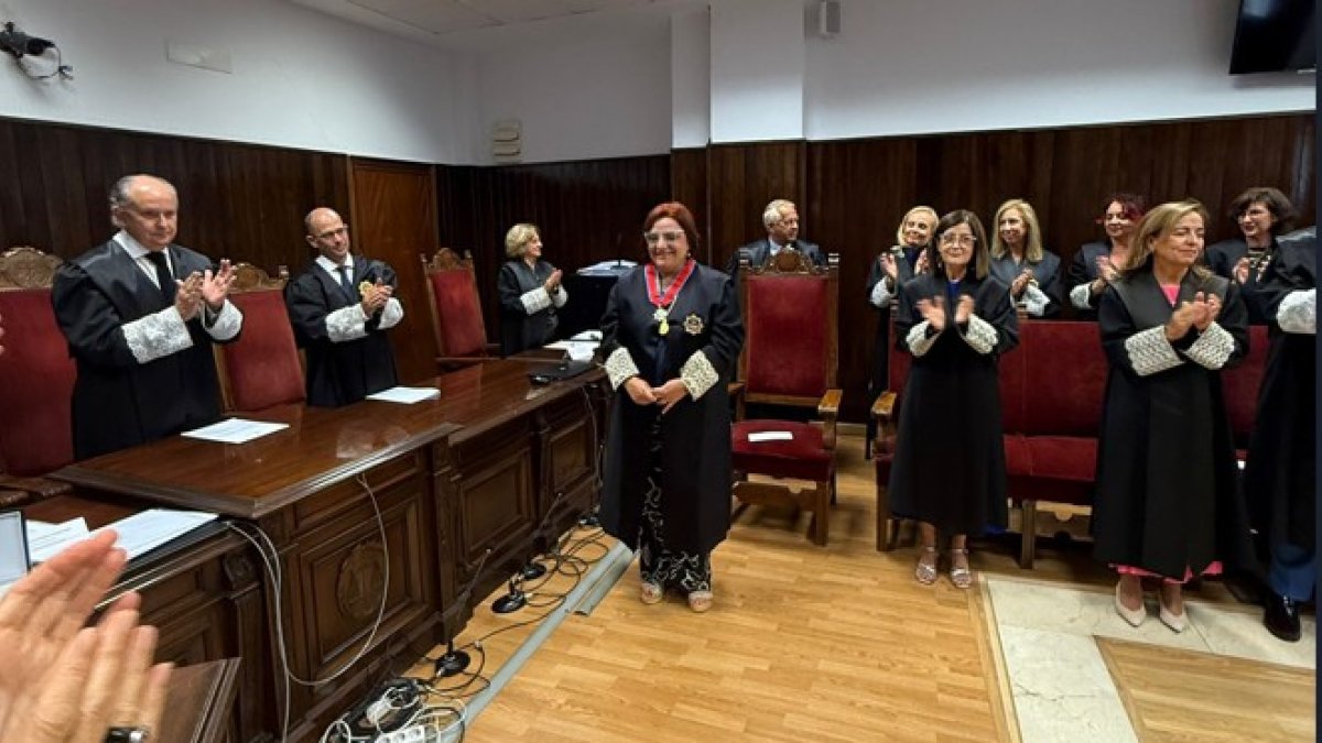 La Sala Noble de la Audiencia Provincial se pone en pie para homenajear a María José Cañizares.