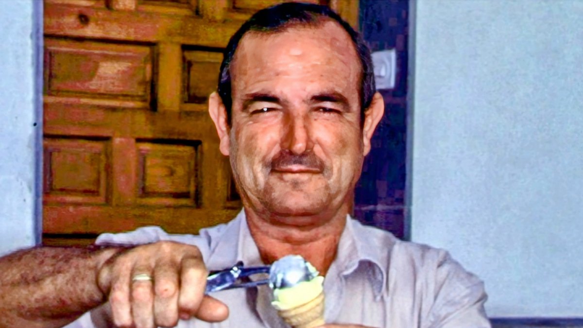 Arturo preparando un helado