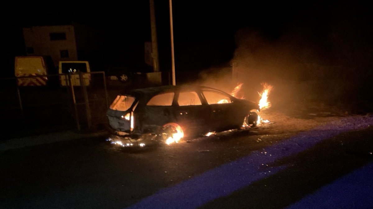 Coche ardiendo en las cercanías del tanatorio orialeño.