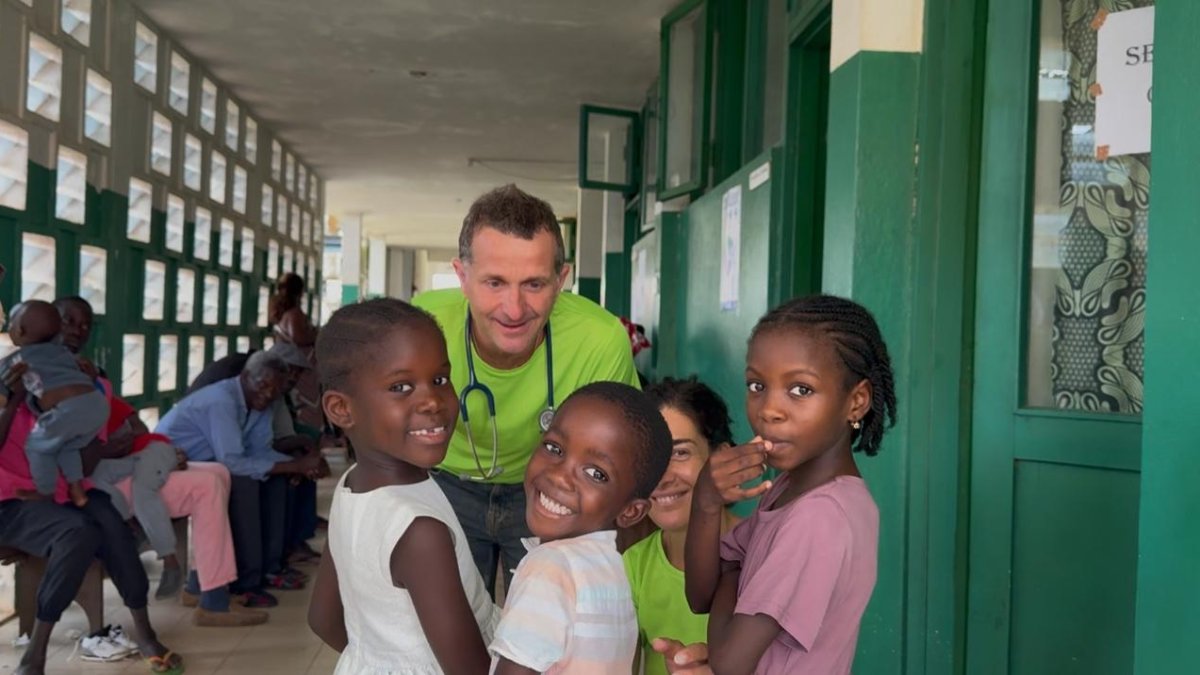 Antonio Huete, jneurocirujano del Hospital Universitario Torrecárdenas, en una expedición sanitaria en Guinea Bissau.
