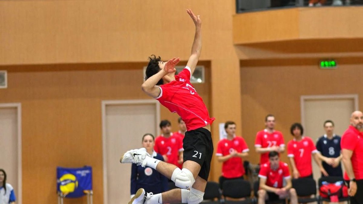 El deportista lidera a su selección en la victoria.