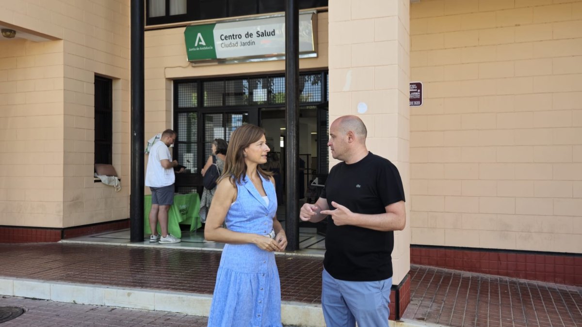 Almería Herrera y Martínez en la puerta del centro de salud de Ciudad Jardín.