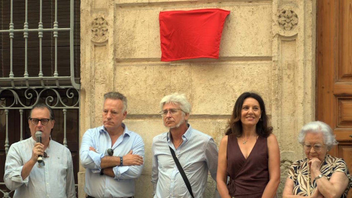 Acto de homenaje a Martimar, con la placa aún sin descubrir detrás, en una foto de José J. Mullor.