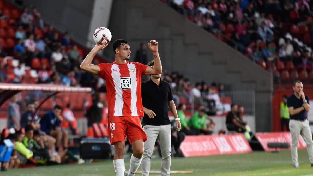 El defensa del Almería espera noticias y en las últimas horas ha ganado fuerza la opción de irse a la Premier.