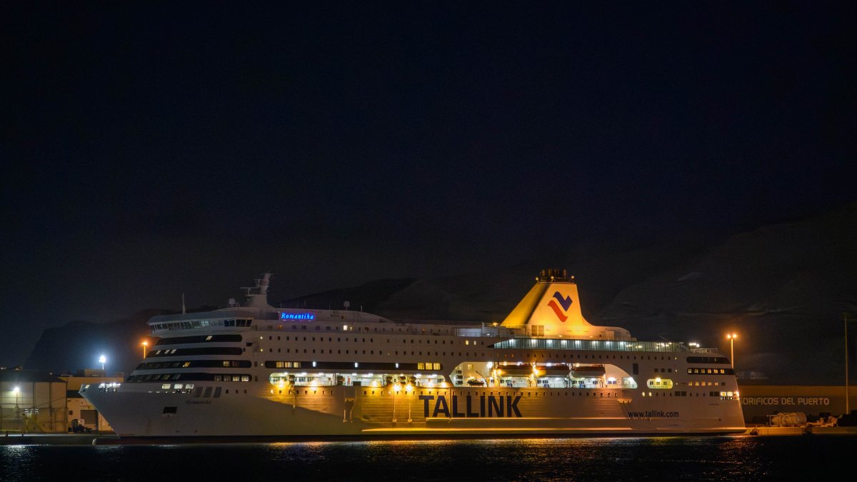 El buque 'Romantika' durante una de sus escalas nocturnas.
