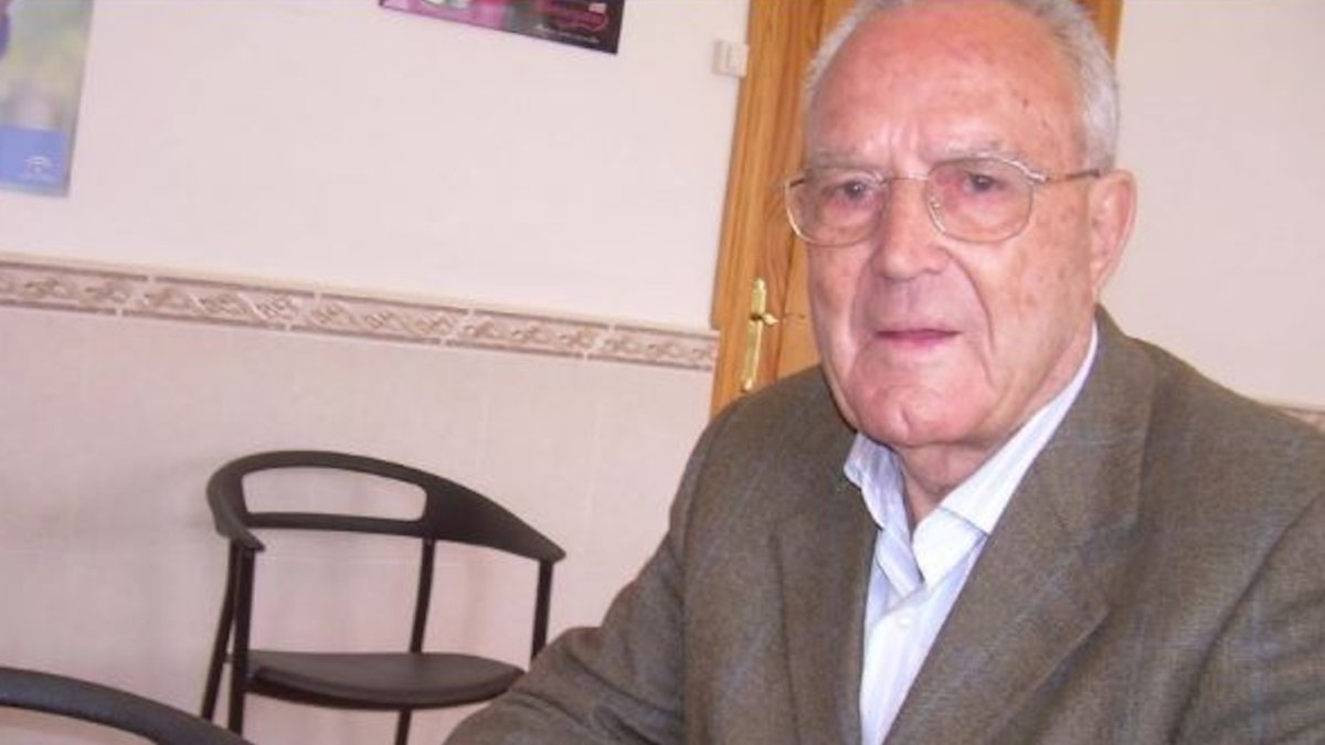 José Antonio Torres (Chercos viejo, 1925) en el bar de Chercos, su pueblo.