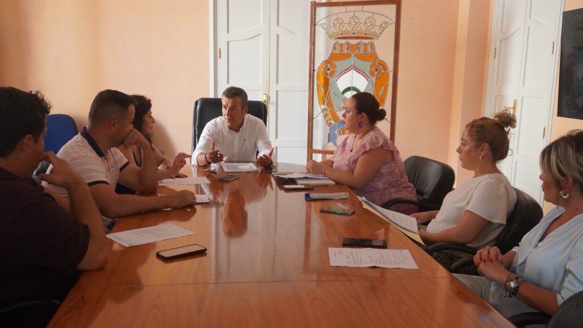 El alcalde de Carboneras (centro) durante una reunión en una imagen de archivo.