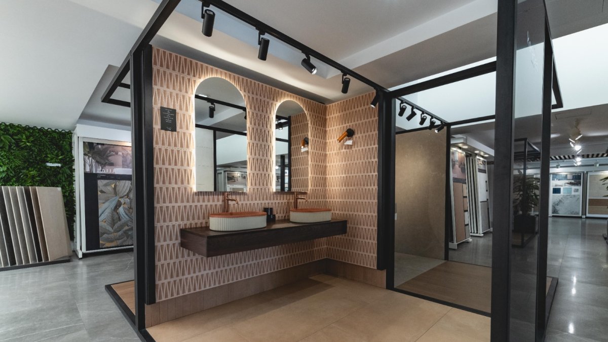Exposición de ambientes de baño en las instalaciones de Comercial Vera, con materiales y acabados disponibles durante el ‘Día sin IVA’.
