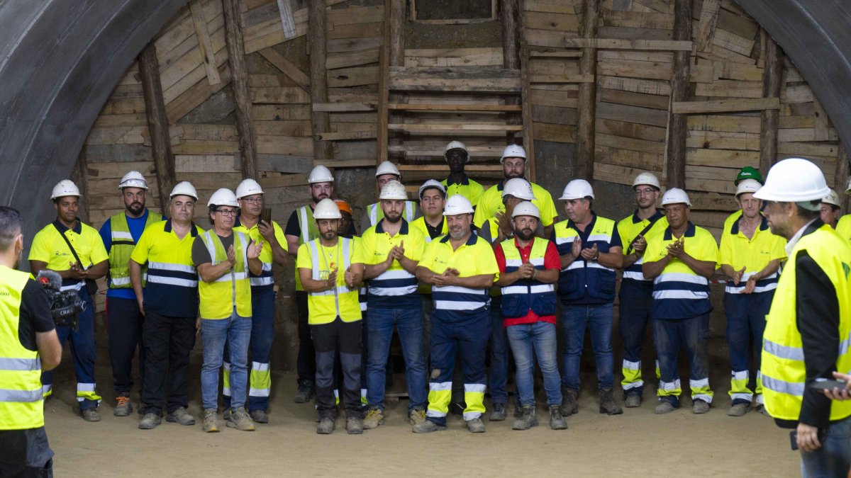 Foto de familia de los trabajadores que han participado en las labores de excavación