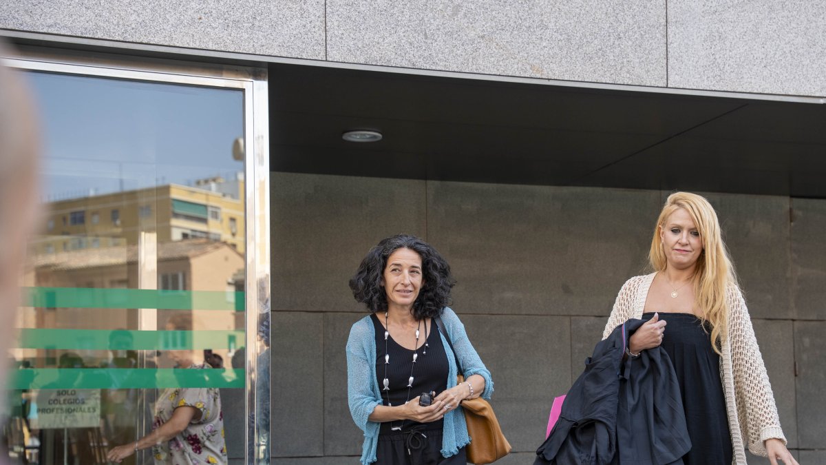 Salida del juzgado de Patricia Ramírez y su abogada, Verónica Guerrero.