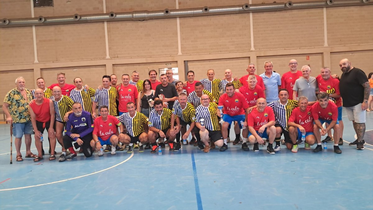 Foto de familia con motivo de la quinta edición del Encuentro de Leyendas que se celebró en el Pabellón de Pescadería.