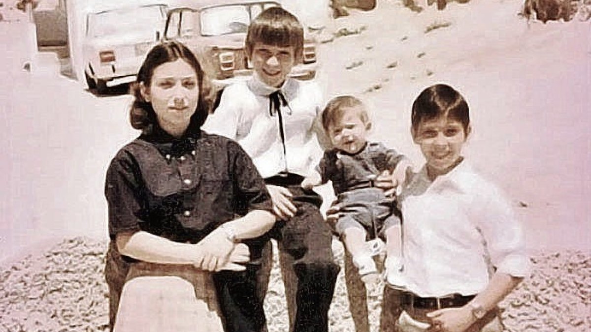 Manolico Jerez con su camisa blanca y su pantalon claro de los domingos en el barrio de Pescadería.