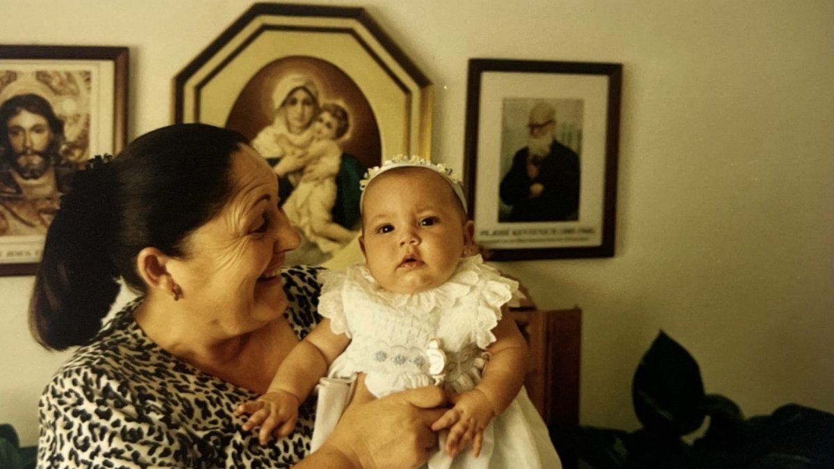 Antonia en el bautizo de su primera nieta, Ana (2000)