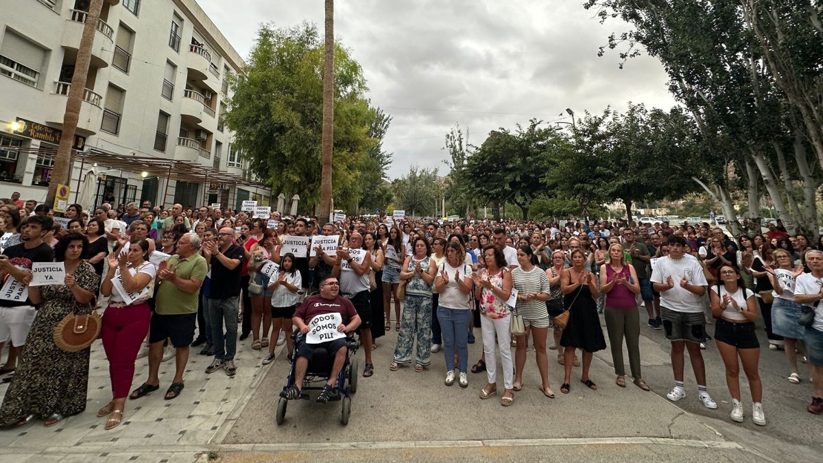 Asistentes al acto en apoyo de la víctima de la agresión.