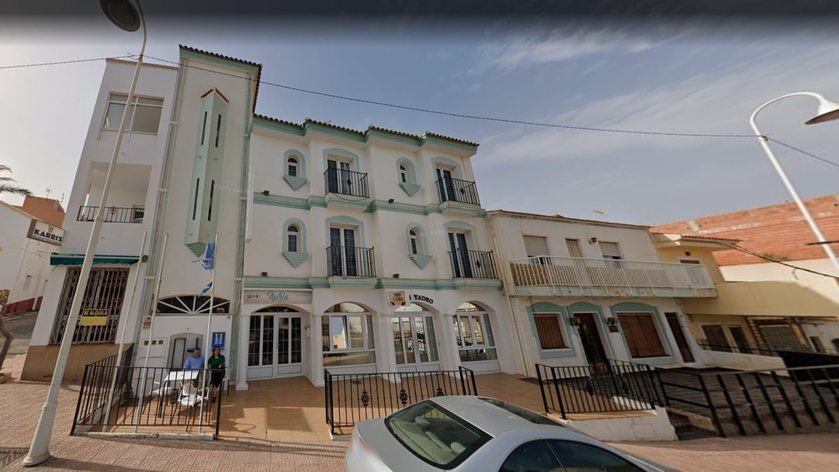 El restaurante Don Tadeo de Villaricos, junto al hostal aledaño, a la venta por 800.000 euros.