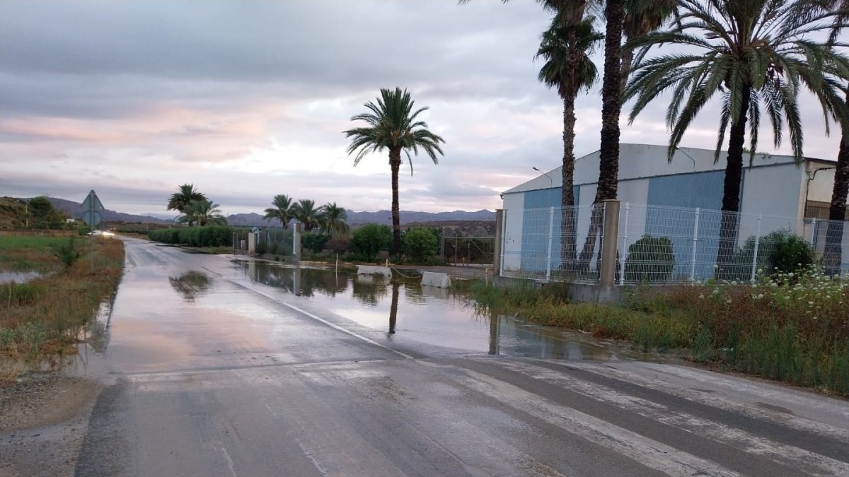 Carretera afectada por las lluvias en Cuevas del Almanzora.