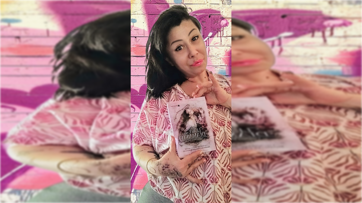 Vanessa Marín con su último libro, publicado por la editorial almeriense Círculo Rojo.