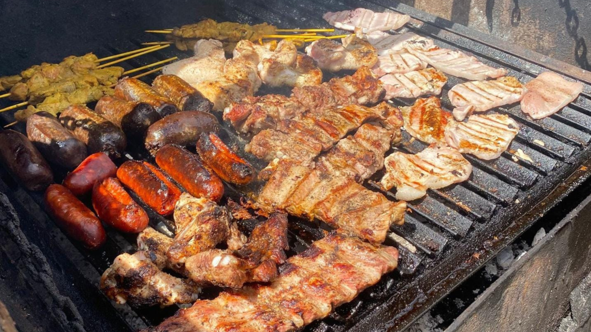 La brasa de Taberna La Plaza, el alma de su cocina, a pleno rendimiento.