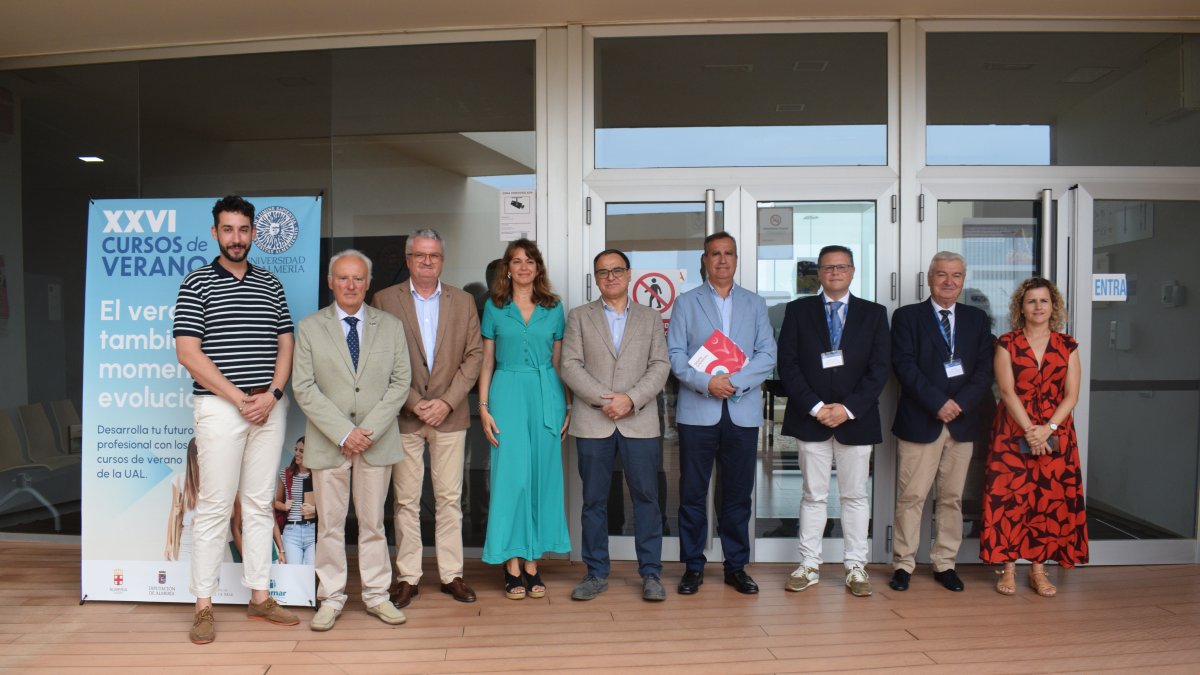 Representantes de la Cátedra HLA Mediterráneo y la Asociación de Organizaciones de Productores de Frutas y Hortalizas de Almería, COEXPHAL, así como de la UAL, durante la inauguración.