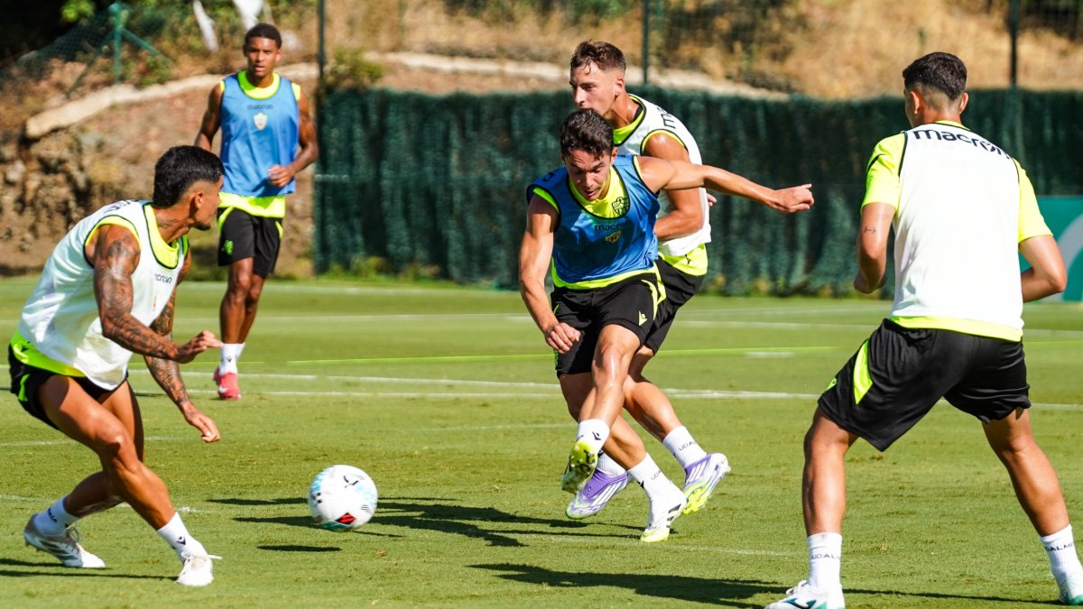 Sergio Arribas en el entrenamiento del Almería en Marbella. El centrocampista afrontará su tercera campaña en el club.
