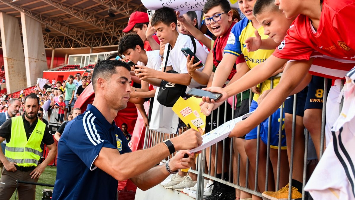 Cristiano Ronaldo firmando autógrafos a los aficionados del Almería en el amistoso del verano pasado.