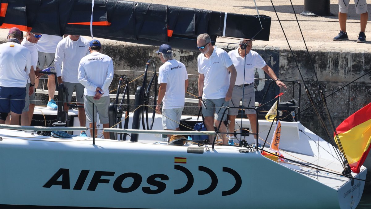 El Rey Felipe VI embarca