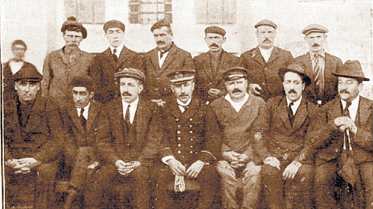 Junta del Pósito de Pescadores de Almería en 1921. En el centro, sentado, se ve a don Alfredo Saralegui