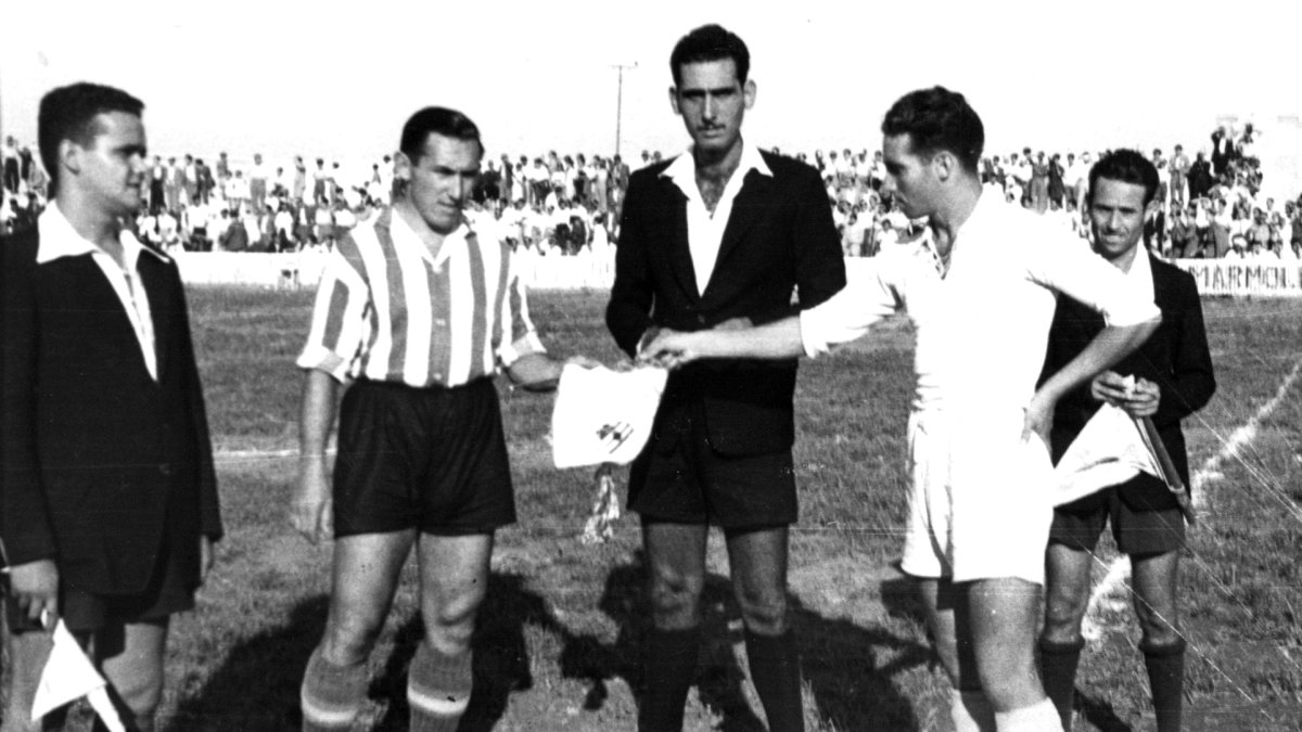 Septiembre de 1947. Amistoso entre Almería y Granada con Ferrete, Juan Bonillo y Pomares formando el trío arbitral. El partido se jugó en el estadio de la Falange.