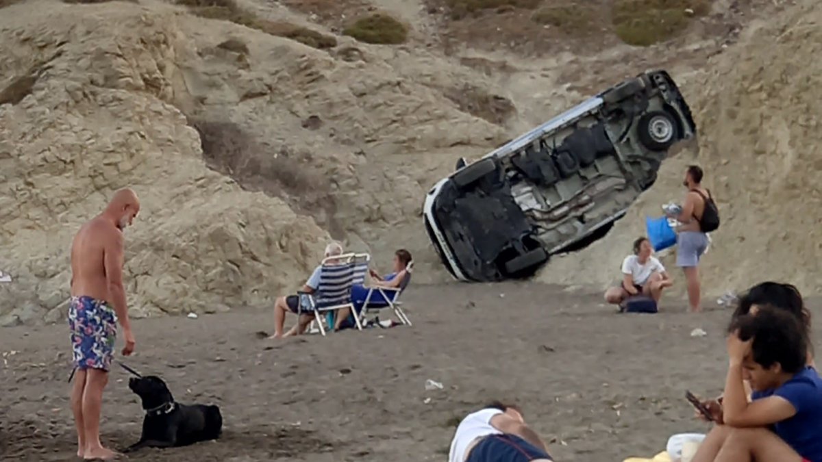 El coche quedó encallado en la rambla que separa el aparcamiento de la playa del Peñón Blanco.