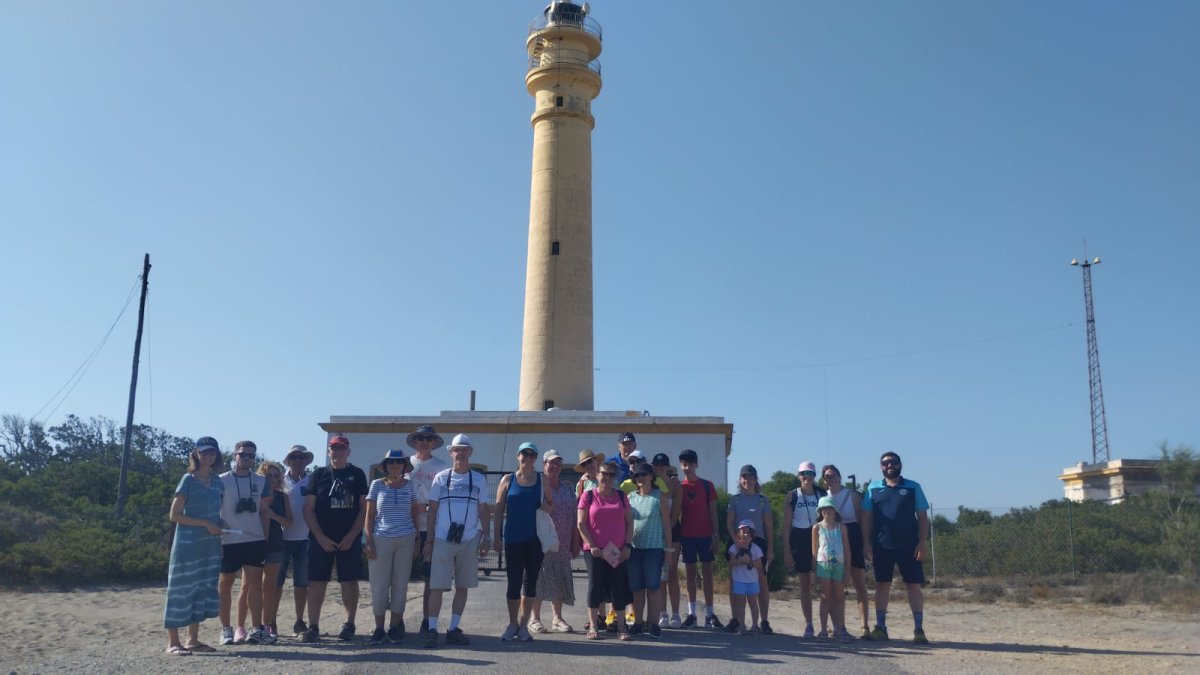 Grupo de excursión en el Faro de Punta Entinas