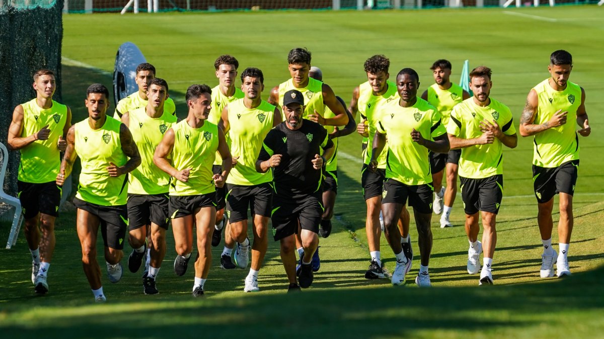 El Almería va a cumplir una semana de concentración pero la plantilla aún no está completa con el mercado abierto.