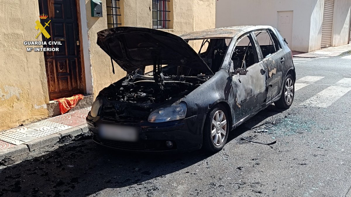 Archivo de la Guardia Civil de uno de los vehículos dañados.