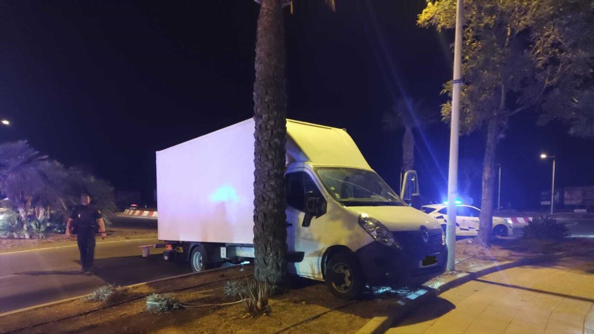 El vehículo colisionó contra una palmera en la rotonda de El Toyo.