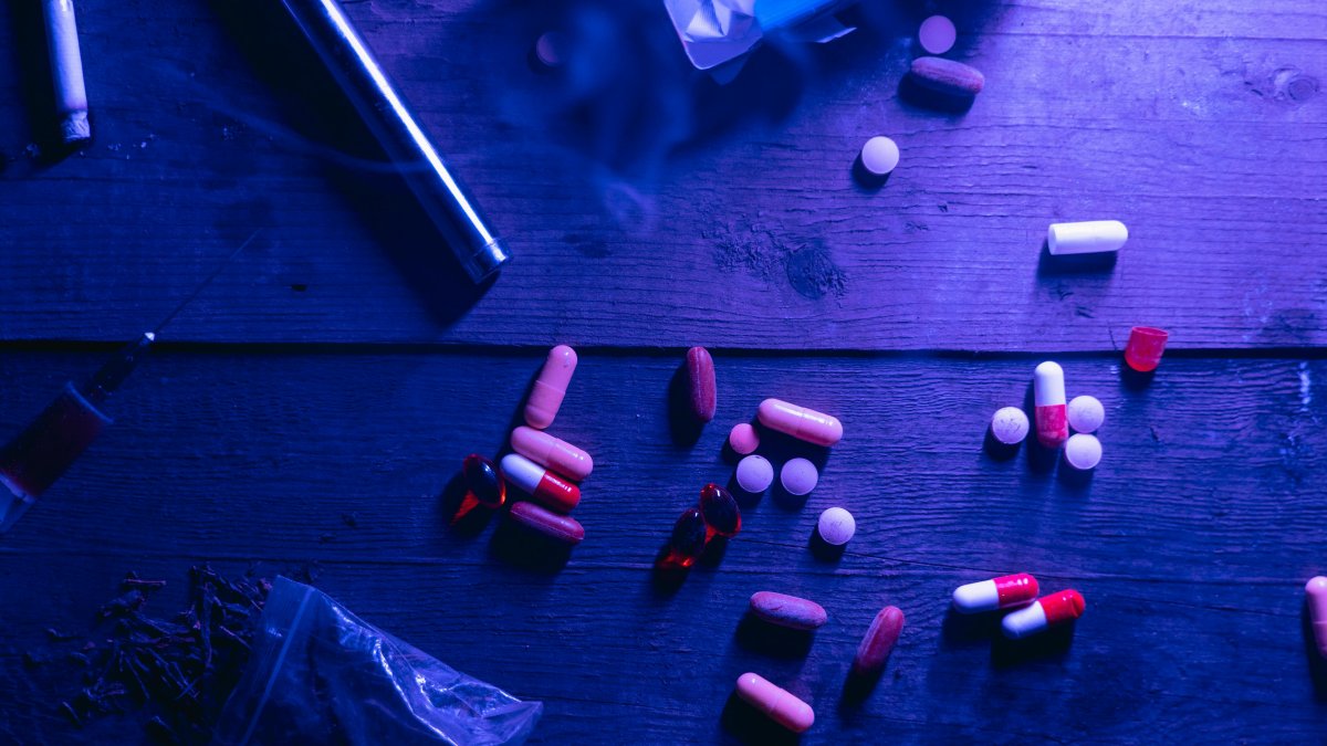 Varios tipos de droga repartidos por la superficie de una mesa.