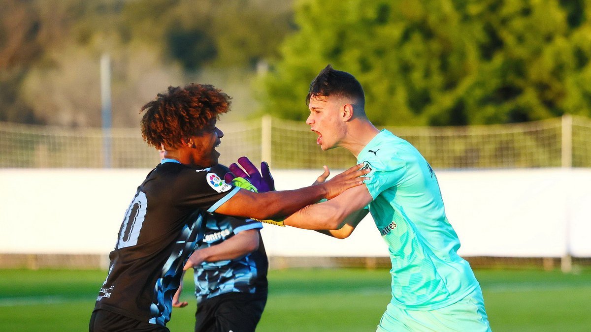 Obón en su etapa en el Almería donde crecía como buen portero.