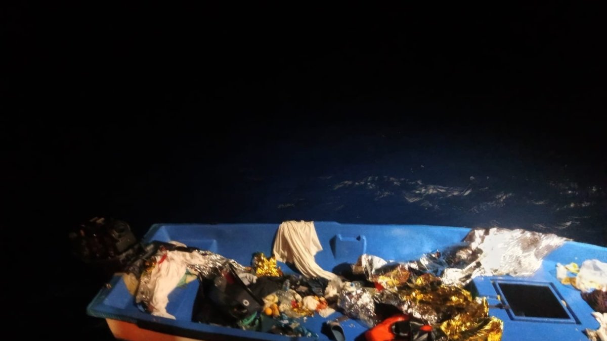 Patera en la que viajaban las personas rescatadas al sureste de Cabo de Gata (Almería).