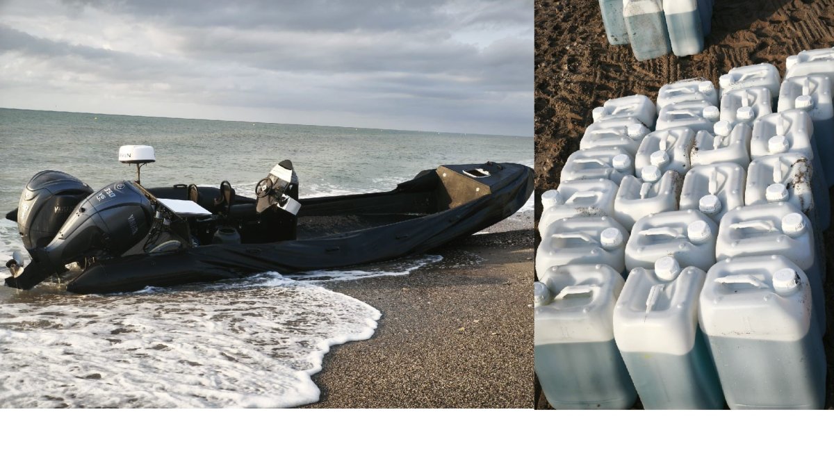 Embarcación y garrafas encontradas en la playa.