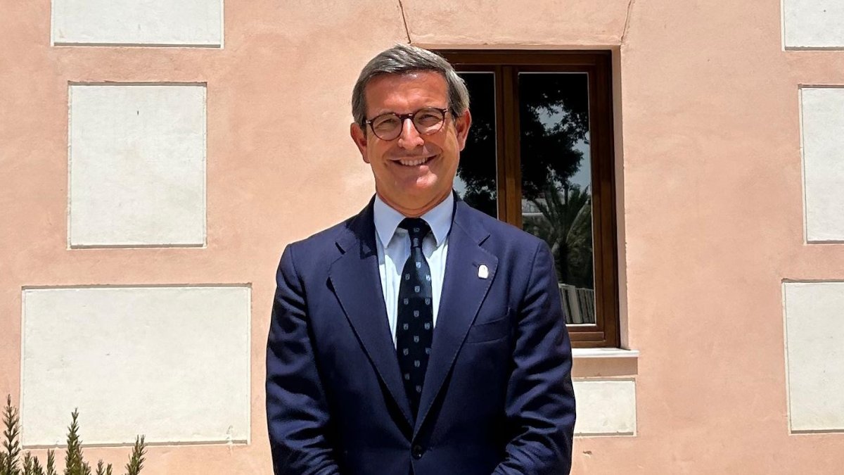 Jorge Paradela en el patio del Museo del Realismo de Almería.