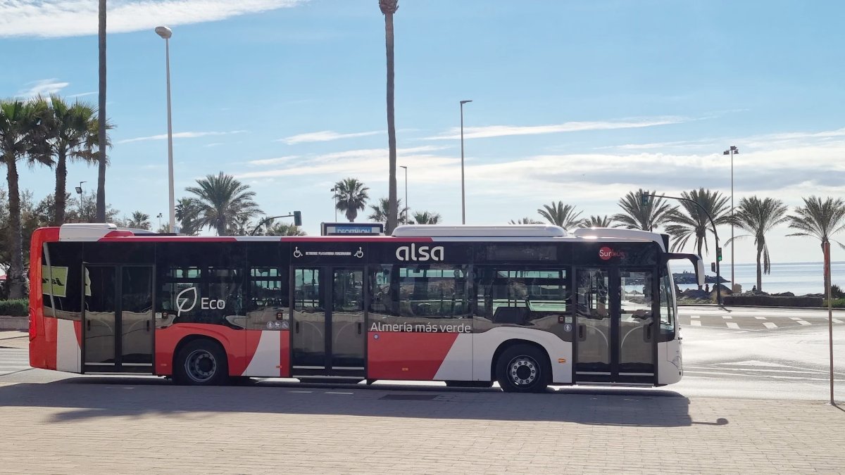 Un autobús de la flota de Surbús frente a la playa.