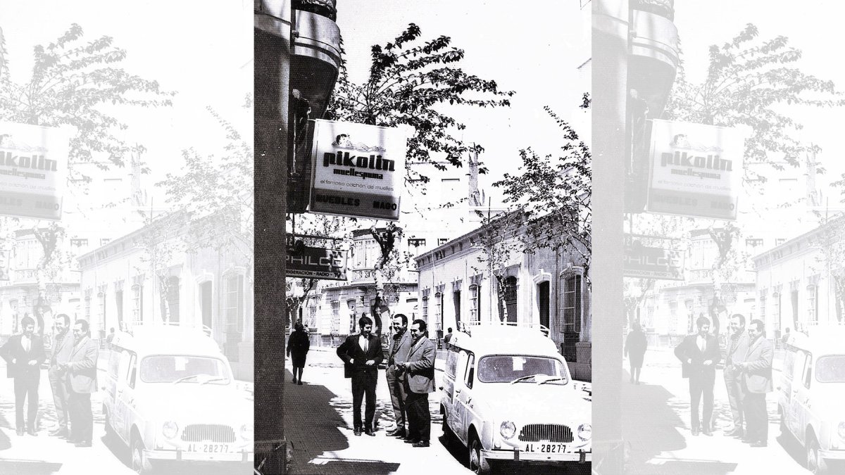 Manuel Abad montó su imperio de Muebles Mago en la Rambla Alfareros. En la foto aparece junto al hombre Pikolín en Almería, Jesús Martínez Capel