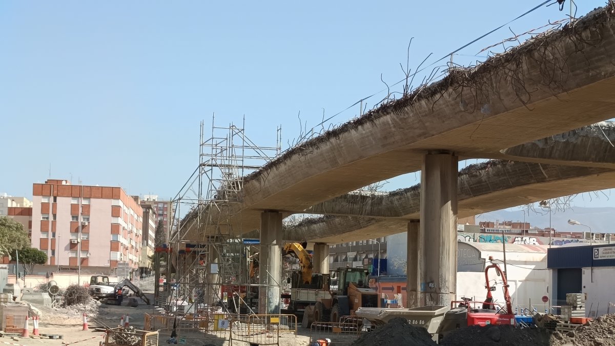 Vista de la estructura del puente con los tirantes montados
