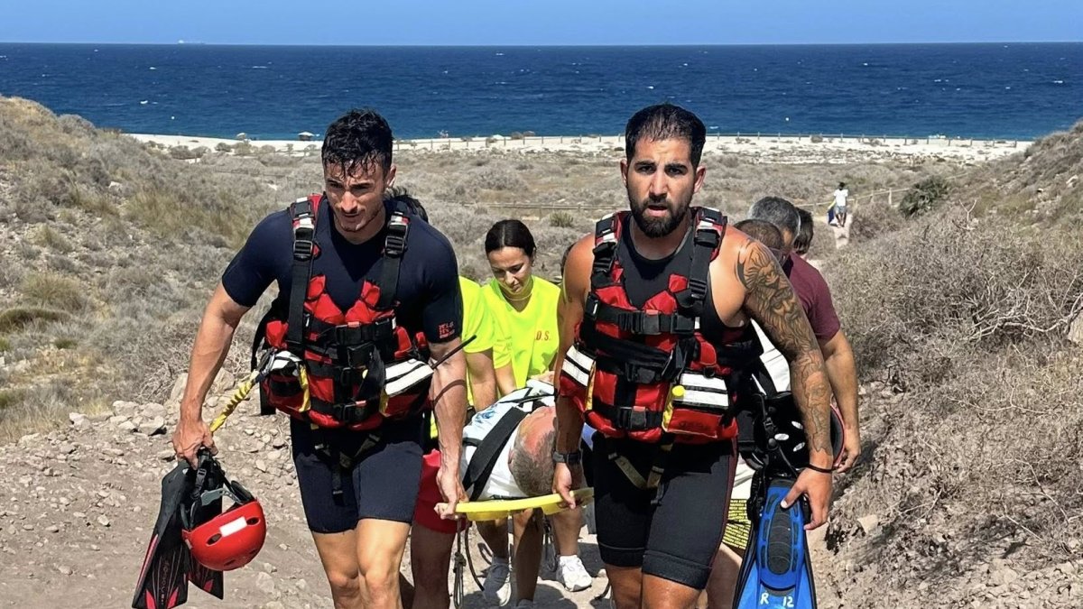 Rescate en la playa de Los Muertos en Carboneras.