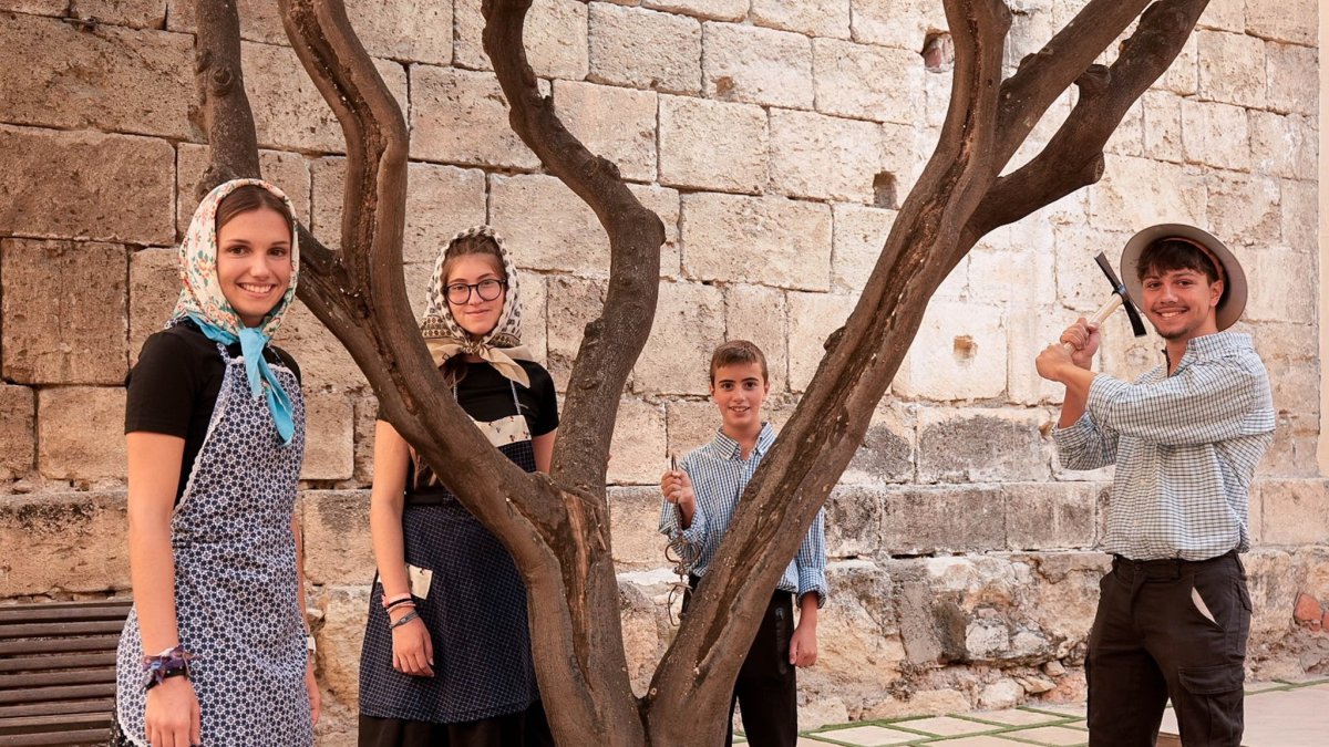 Niños de Beires en la presentación de la Velada Minera del pueblo
