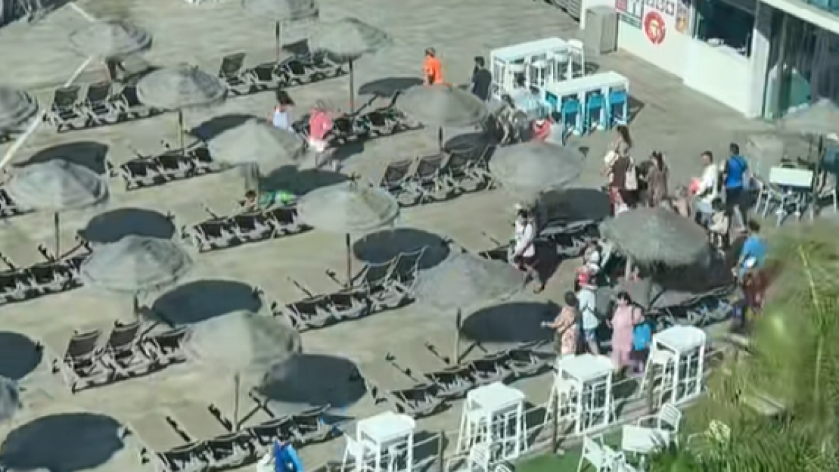 Captura del vídeo de los huéspedes en busca de una tumbona.