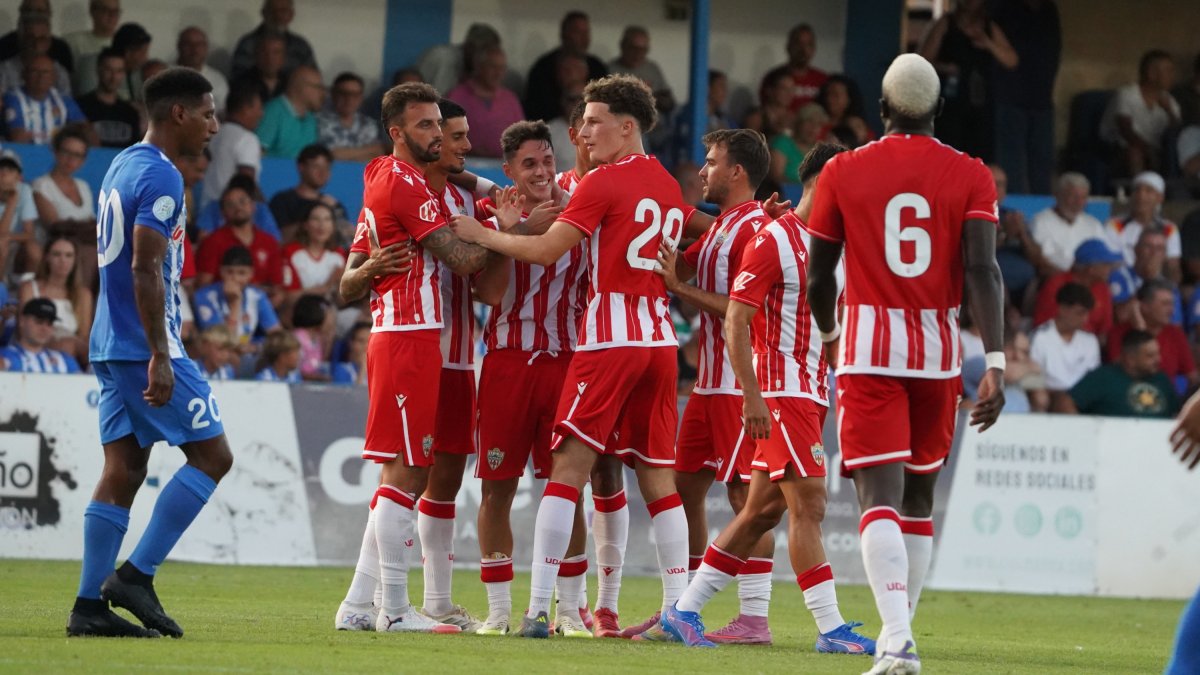 Celebración del gol de falta directa de Sergio Arribas para encarrilar la victoria rojiblanca en 'El Rubial', en Águilas.