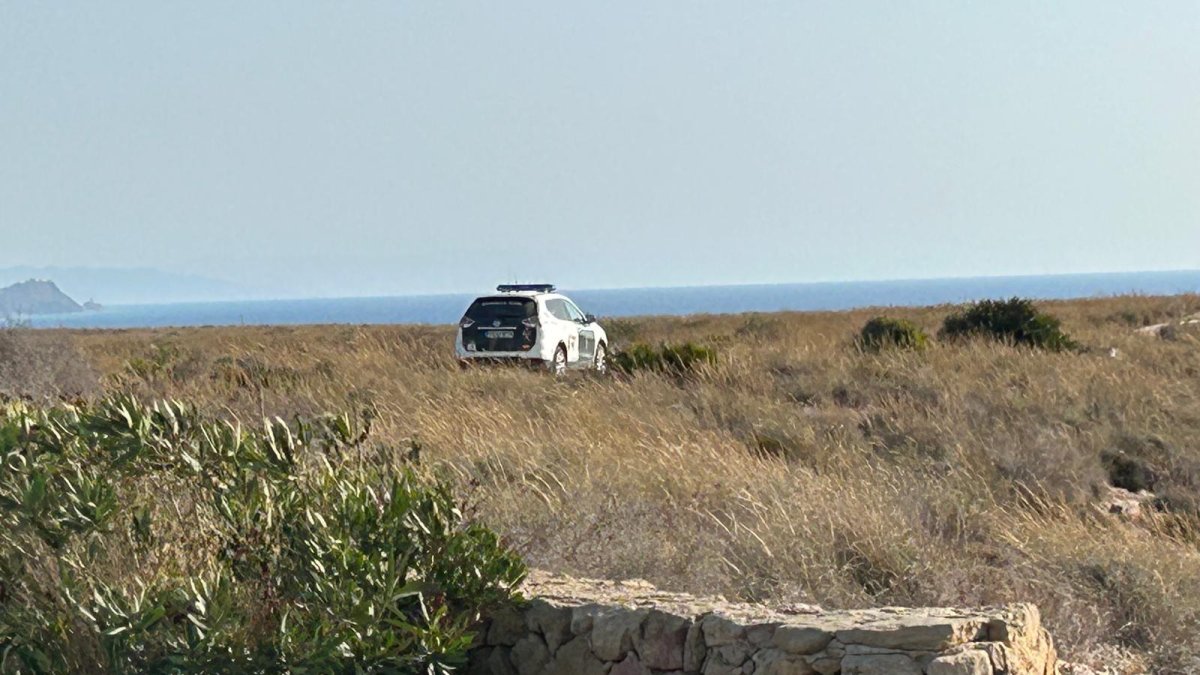 Una patrulla de la Guardia Civil llegando a la Playa de los Muertos, en una imagen de archivo.