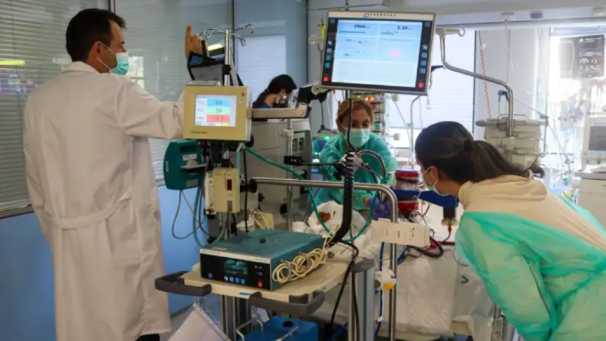 El Hospital Materno Infantil de Málaga, acreditado como centro de referencia nacional para el transporte pediátrico en ECMO